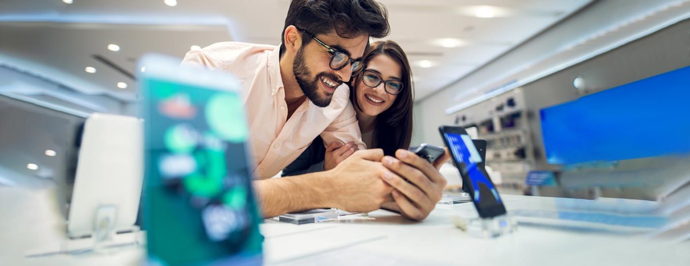 man and woman at an electronic store getting exceptional customer experience for on demand service