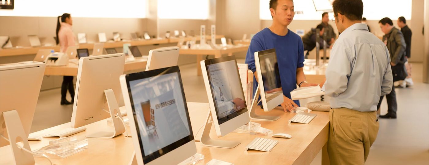 people at an electronic store providing great customer experience virtual call center solutions