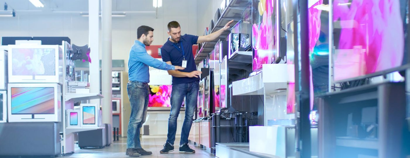 customer getting help from retail customer to elevate customer experience
