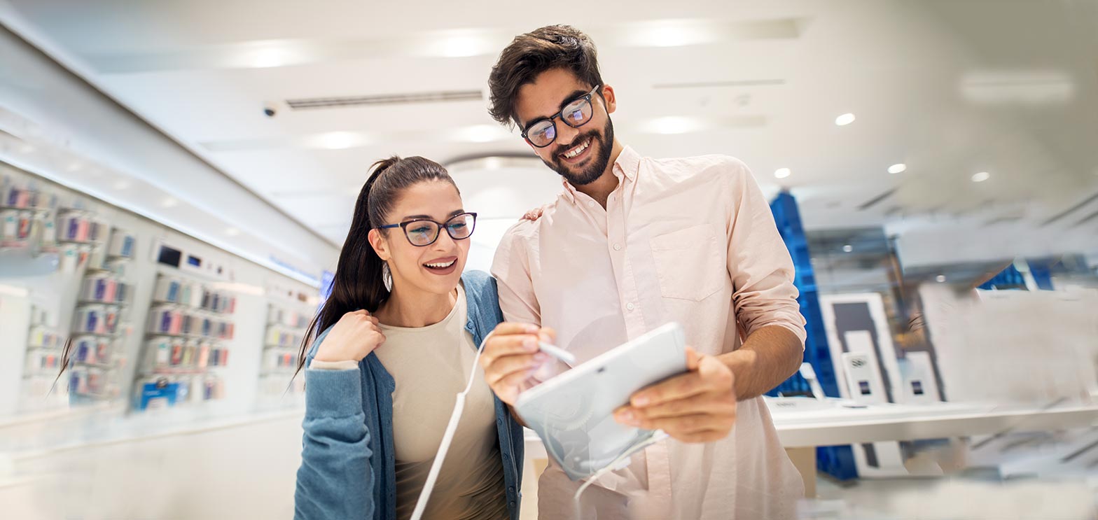 twocustomerinsidearetailstorehavingagreatcustomerexperience