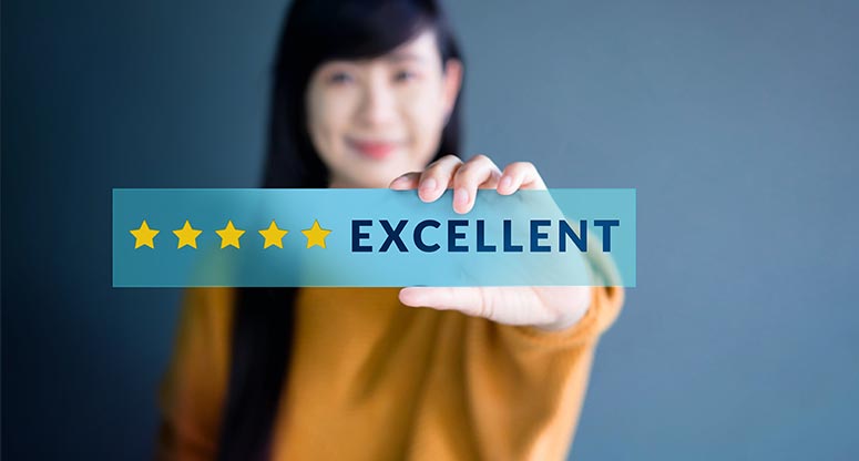 woman holding an sign that reads excellent customer experience